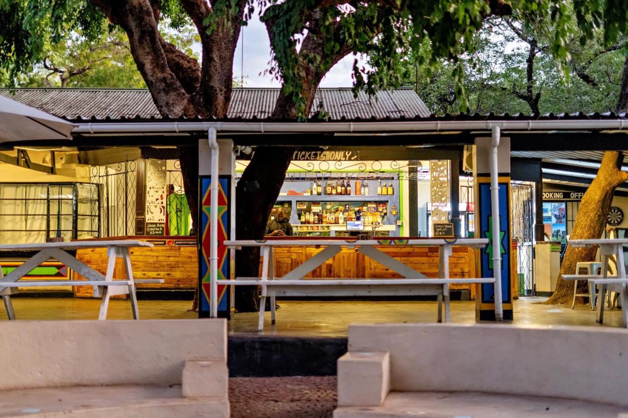 Shoestrings Backpackers Lodge Vic Falls Victoria Falls Ngoại thất bức ảnh